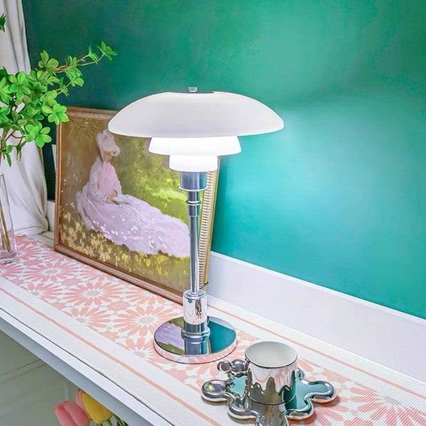 LumaNova víceúrovňová kovová stolní lampa v moderním provedení
