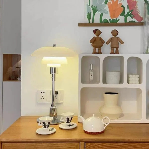 LumaNova víceúrovňová kovová stolní lampa v moderním provedení