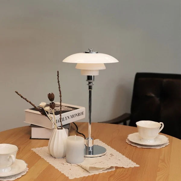 LumaNova víceúrovňová kovová stolní lampa v moderním provedení
