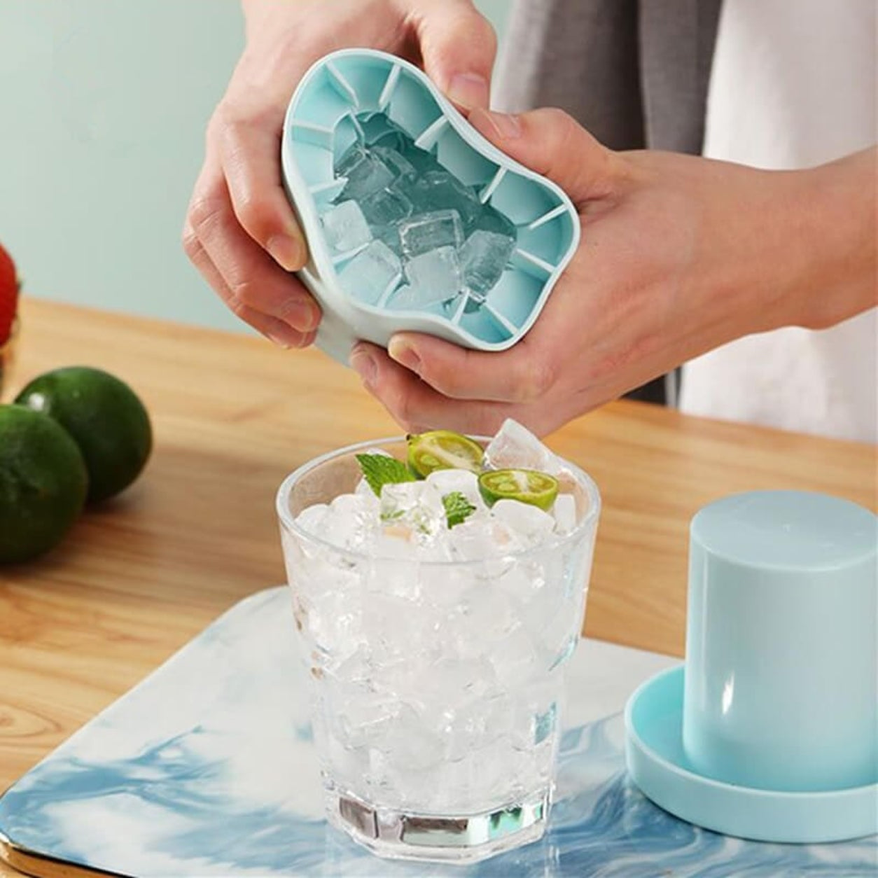 Compact Portable Ice Cube Tray With Lid For Stackable Cubes