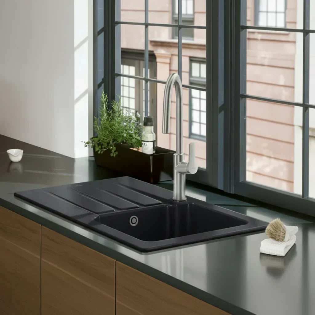 Umywalka ceramiczna FormaLine 50 w wykończeniu chromitowym, solidna i elegancka