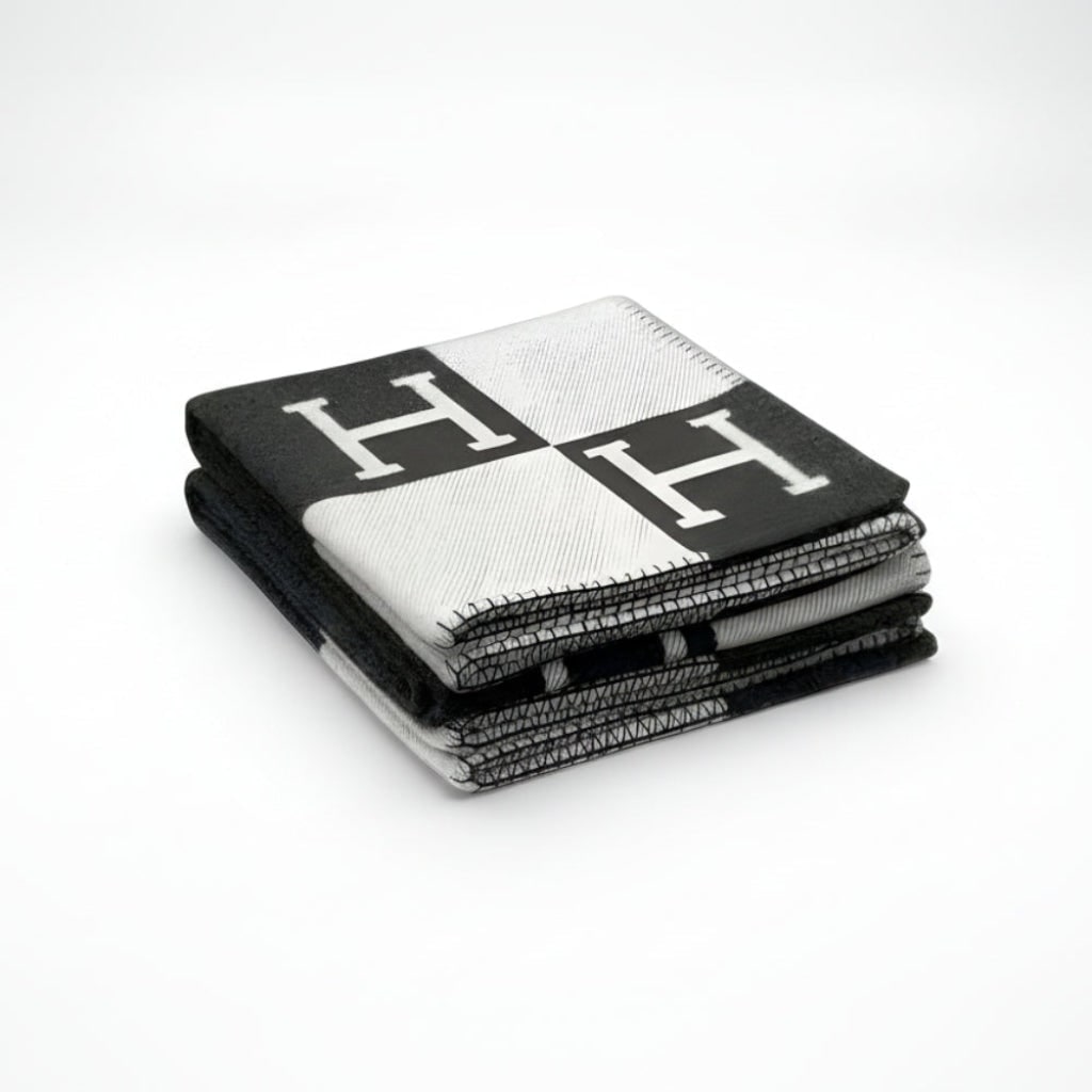 Women's Cozy Throw Blanket With Modern Design For Relaxed Evenings