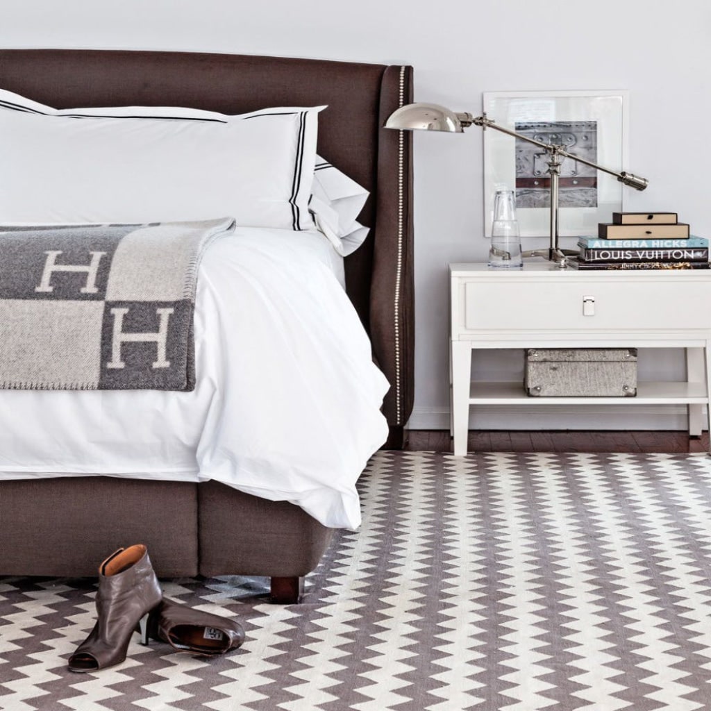 Women's Cozy Throw Blanket With Modern Design For Relaxed Evenings