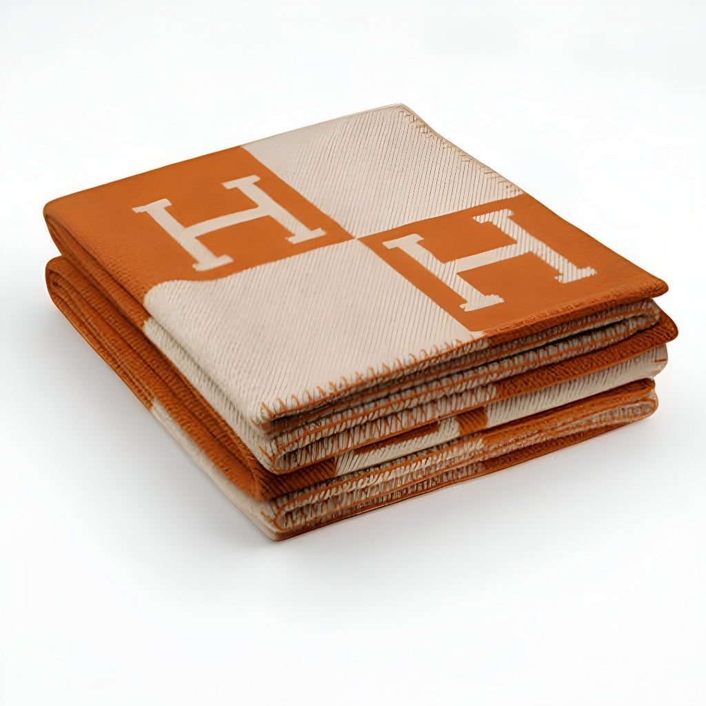 Women's Cozy Throw Blanket With Modern Design For Relaxed Evenings