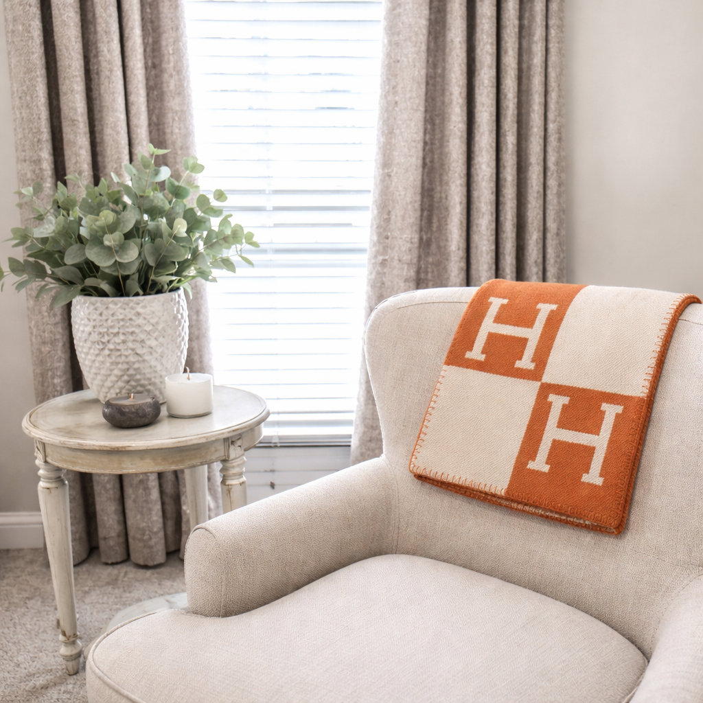 Women's Cozy Throw Blanket With Modern Design For Relaxed Evenings