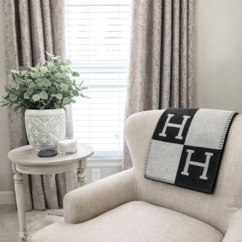 Women's Cozy Throw Blanket With Modern Design For Relaxed Evenings