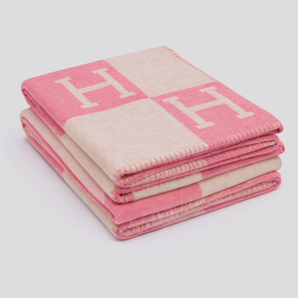 Women's Cozy Throw Blanket With Modern Design For Relaxed Evenings
