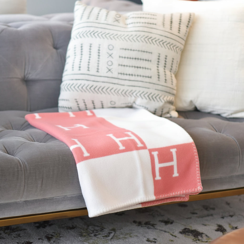 Women's Cozy Throw Blanket With Modern Design For Relaxed Evenings