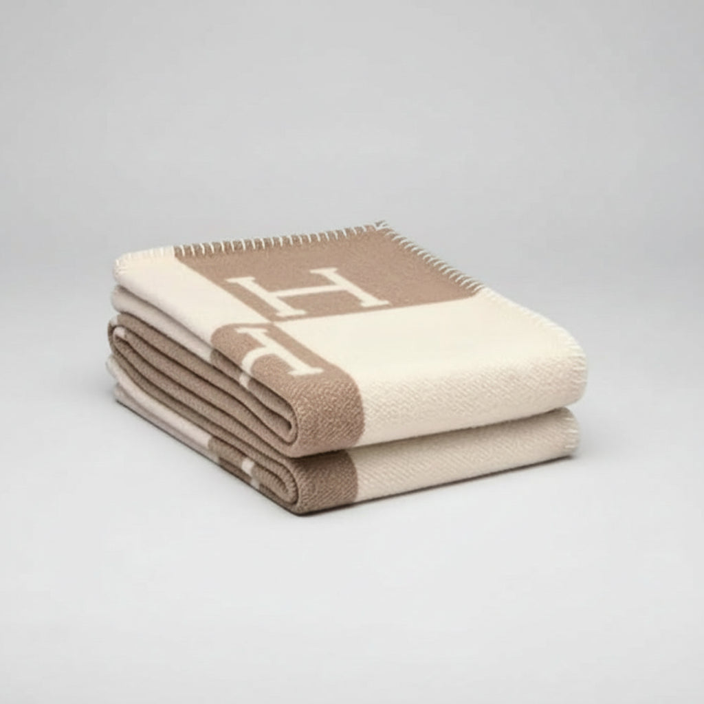 Women's Cozy Throw Blanket With Modern Design For Relaxed Evenings