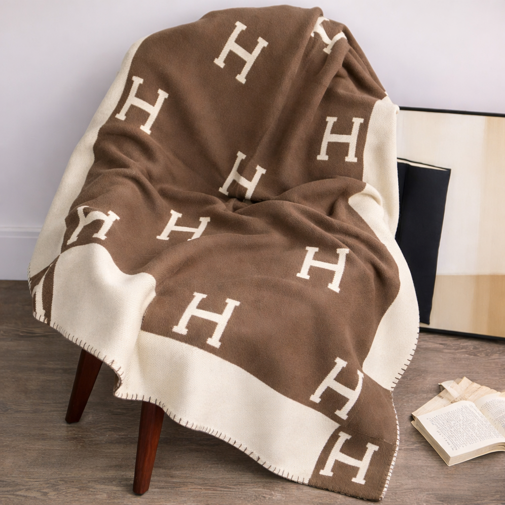Women's Cozy Throw Blanket With Modern Design For Relaxed Evenings
