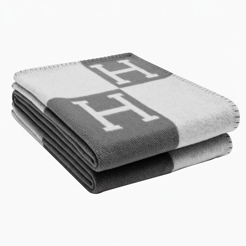Women's Cozy Throw Blanket With Modern Design For Relaxed Evenings